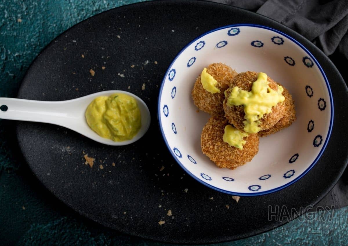 Hangry.Recipes: Crunchy lamb balls with yellow yogurt sauce